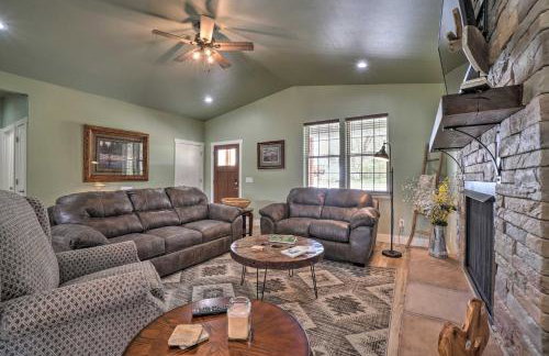 Modern Retreat with Deck Walk to White River! - Foto 2