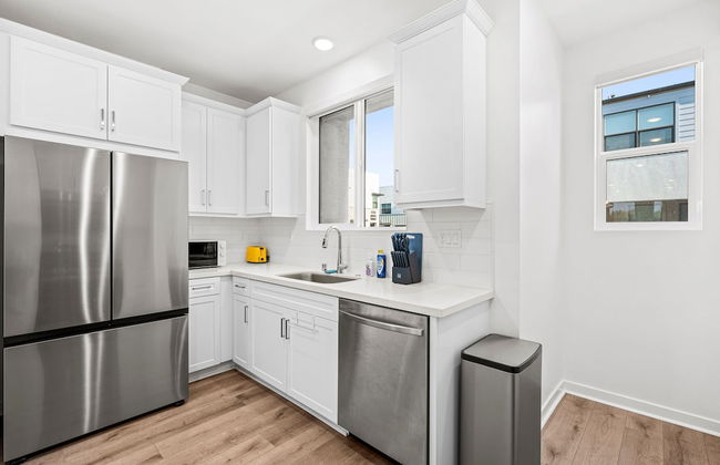 Chic Modern Retreat With Stunning Views - Photo 9