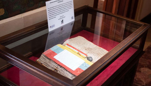 Tour privado por Caracas - Foto 5, Libro de Bautismo del Libertador Simón Bolívar