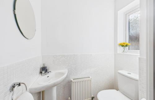 Desert Orchid by Signature Stays - Racecourse - Parking - 5-Bed - Photo 6