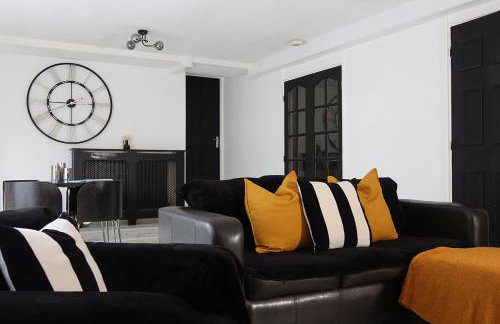 Central Newcastle Apartment - 3 Min Walk to Train Station and Attractions - Photo 2