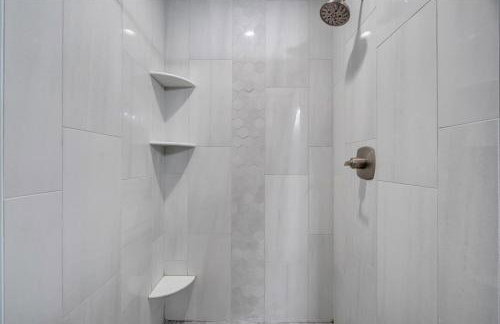 Lake Vibes - Pet Friendly Lakefront Condo! - Photo 26