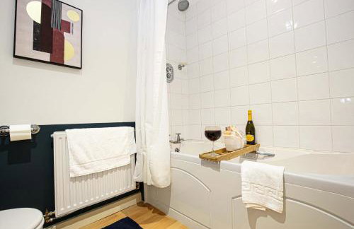 Beautiful City Centre Apartment with Free Parking, Fast-Wifi, SmartTV with Netflix and Private Garden by Yoko Property - Foto 13