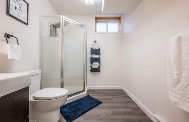 Spacious Newly Renovated 1 Bedroom Suite - Photo 23