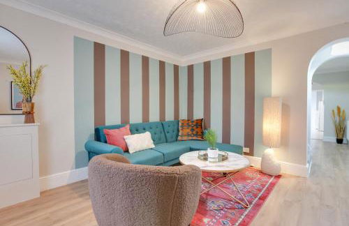 Ann’s Place - 2 Bed House Central Romford - Free Parking & Garden - Foto 1