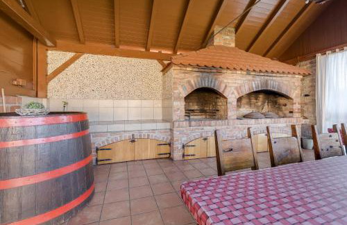 Rustic Cottage With Heated Pool - Happy Rentals - Foto 29