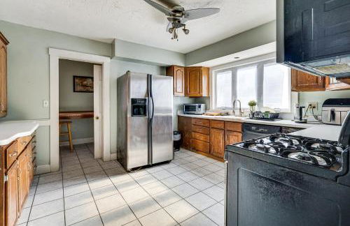 Walk to DW Field Park! Spacious Home with Deck - Foto 2