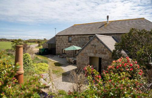 Naut Retreat, The Big Barn - Spacious & cosy cottage, walk to Porthcurno beach, Pedn Vouder & Minack Theatre - Photo 2
