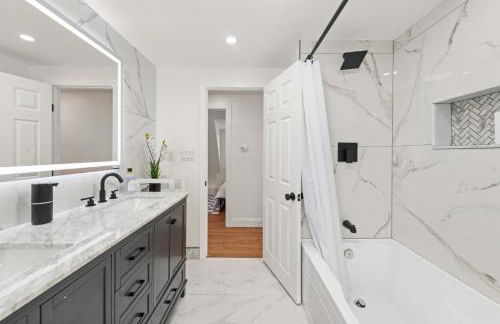 NEW Modern Barrel Getaway HOT TUB & Game Room - Foto 38