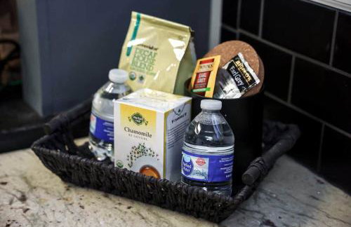 Quaint house, king bed 2min from down town - Photo 57