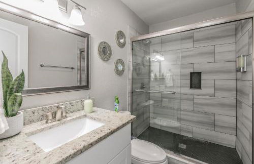 Cozy 2BR Farmhouse Apt - Sleeps 8 - FREE Parking! - Photo 35