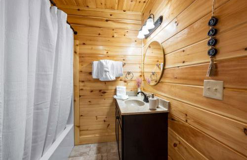 Indoor Pvt Pool, Pkyway, 44, HotTub, BBQ, King - Photo 27