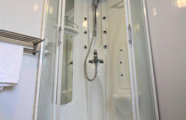 St James House - Charming 3 bed, 2 bathrooms, driveway parking, close to town centre - Photo 35