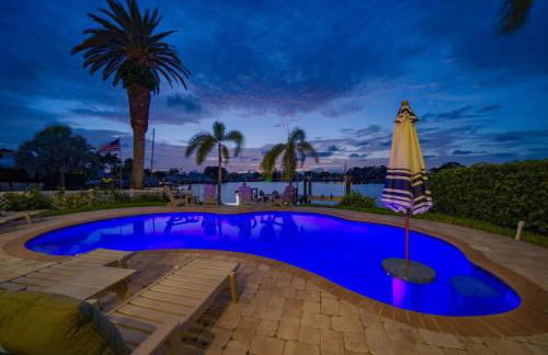 Waterfront Luxury w/ Heated Salt Pool & Golf Cart - Foto 1