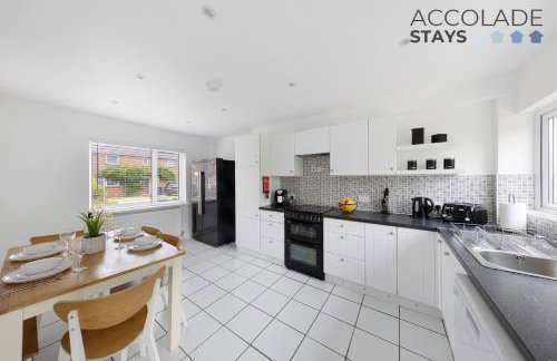 3 bed, 2 Bath, Sleeps 6, with Free Parking & WiFi, ideal for contractors and families - Foto 9
