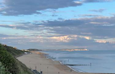 Villa Maria Southbourne - 2 Mins to Beach - Coastal - Dog-Friendly - Modern Luxury - Large Private Garden - Private Access - Parking - Foto 4