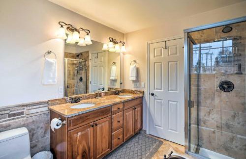 Sleek Escape with Balcony Less Than 1 Mi to 5th Avenue! - Photo 17