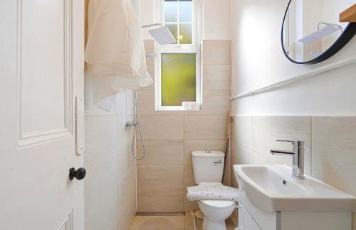 Large 7-Bed House Sleeps 14 FREE Parking ,Contractors & Groups Welcome - Foto 3