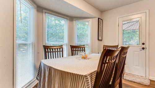 Easy I-20 Access to ATL Suburban Retreat with Yard - Foto 2