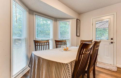 Easy I-20 Access to ATL Suburban Retreat with Yard - Foto 2