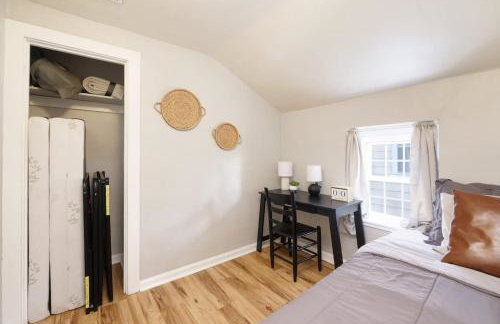 Large 4 Bedroom Home Close to Airport and IX Center - Foto 41