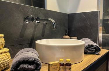 AU BORD DE L'EAU Studio climatisé avec Terrasse et vue mer à 40m de la plage - Foto 11