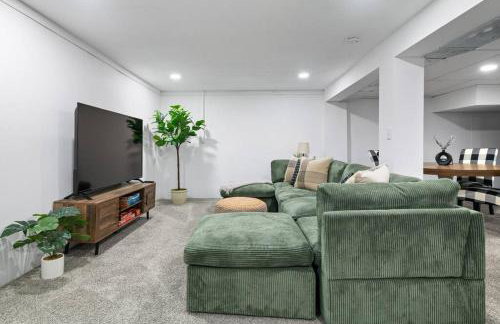 Urban Oasis Cozy Home Near Downtown with Game Room and Firepit - Foto 31