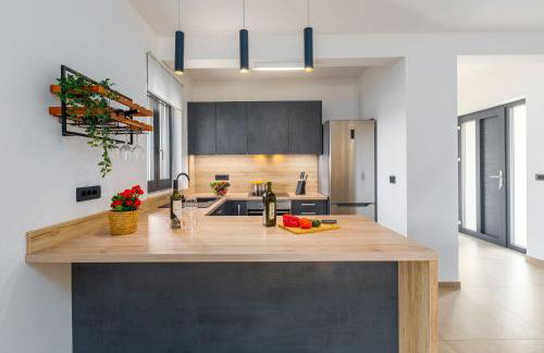 Moderne Villa mit Privatpool, Meerblick, Babybett, BBQ, klimatisierte Schlafzimmer - perfekt zum Biken - Photo 18