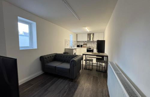 Modern Central Apartments with Balcony - Photo 3