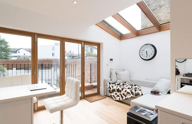 Fulham 2-bed Apt w/ South Terrace Near Tube - Photo 1