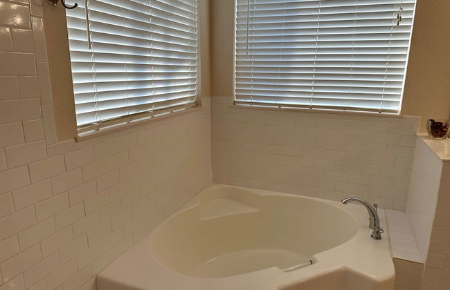 Grand Fabulous 4BR Pool Home Near Disney - Photo 19