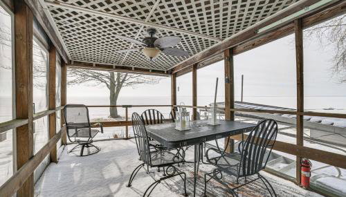 Porch and Views Waterfront Home on Houghton Lake! - Foto 3