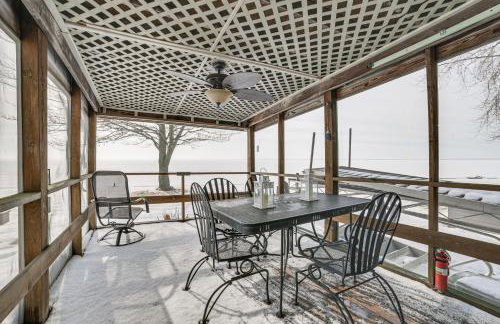 Porch and Views Waterfront Home on Houghton Lake! - Foto 3
