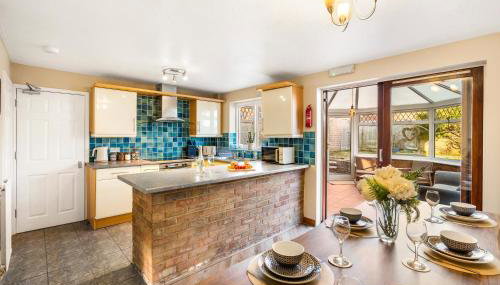 Spacious 5-Bedroom Home, Accommodates 10, Fast Free Wi-Fi & Parking Included - Foto 5