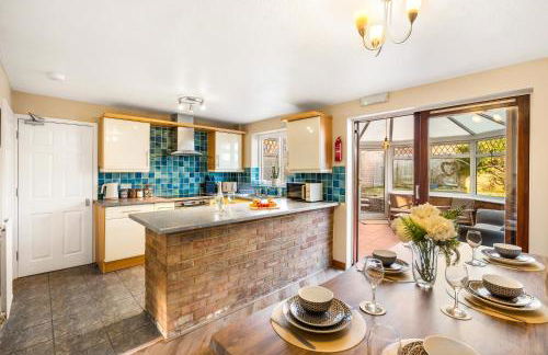 Spacious 5-Bedroom Home, Accommodates 10, Fast Wi-Fi & Parking Included - Foto 6