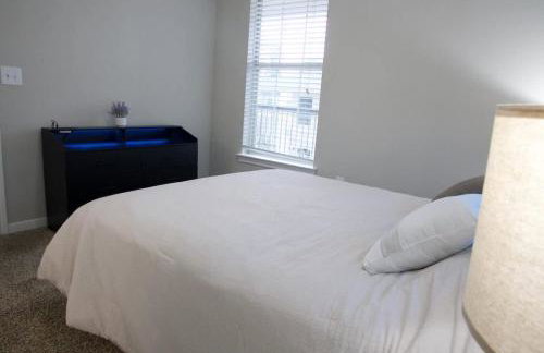 Cozy 1BR Retreat Near Dining & Shopping - Foto 11