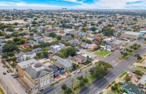 Cozy Home Near Downtown with a Pool and Fire Pit - Foto 31