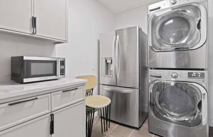 Luxurious Modern Retreat with Private Pool & Patio - Foto 35