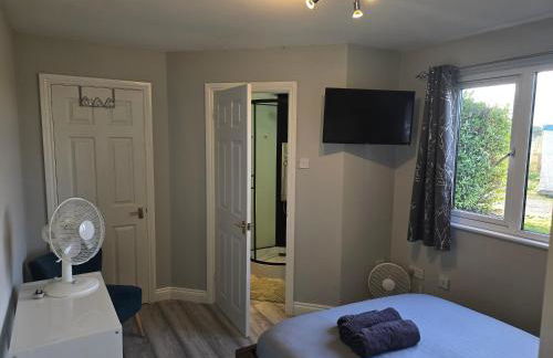 The Reading Chalet and gardens, suitable for contractors - Photo 4