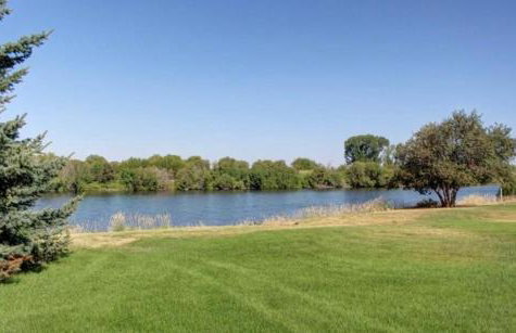 Chester Currents by KABINO Riverfront on Henrys Fork Air Conditioning Boat Launch Foosball Pool Table Huge Yard Garage WIFI - Foto 17