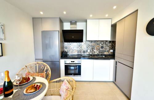 Boho Chic Apt, Frontline Sea & Paseo Views - Photo 5