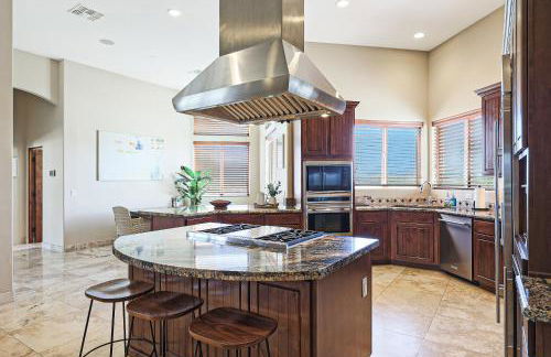 Luxury Estate, Sleeps 24, Sonoran by HomeStakes Stays - Foto 16