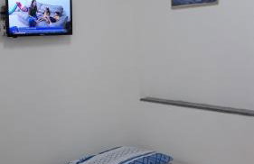 Sua Kitnet na Praia 12 Atenção PEQUENA Só prá dormir Ambiente Familiar Ar Cond TV Microondas Frigobar Internet Centro - Foto 6