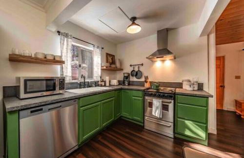 The Cedar House Prime Spot Kayaks & Cool AC - Photo 9