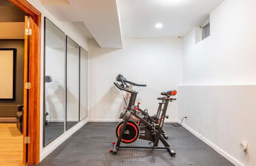 8BR Luxury Maplewood Manor, Hot Tub & Fire Pit - Foto 8