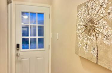 Chic Home with Expansive Backyard- duplex back unit - Foto 12