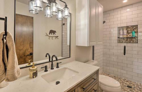 Wraparound Deck and Poker Room Cabin in Munds Park - Foto 18