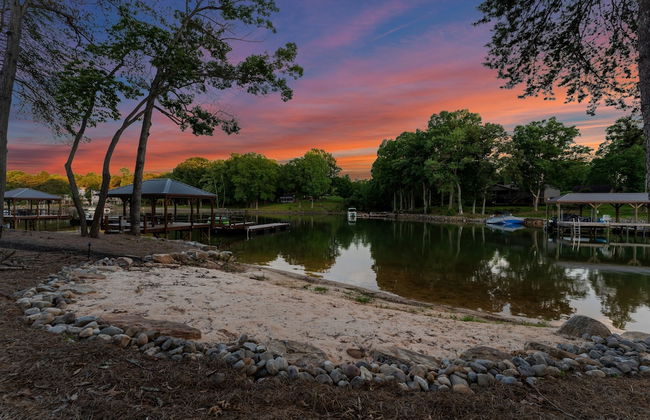 Black Bear Lodge by Avantstay Lakefront Dock Pool Theater Sleeps 20 - Foto 76