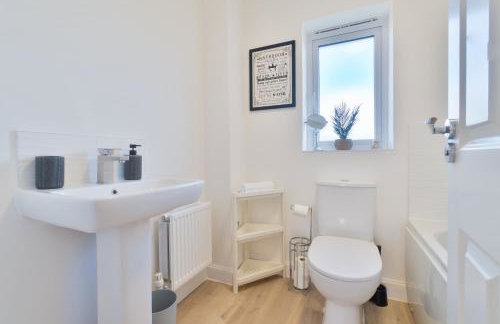 Modern Spacious 3 Bedroom House in Canterbury with En Suite and Free Parking Perfect for Contractors & Families - Photo 15