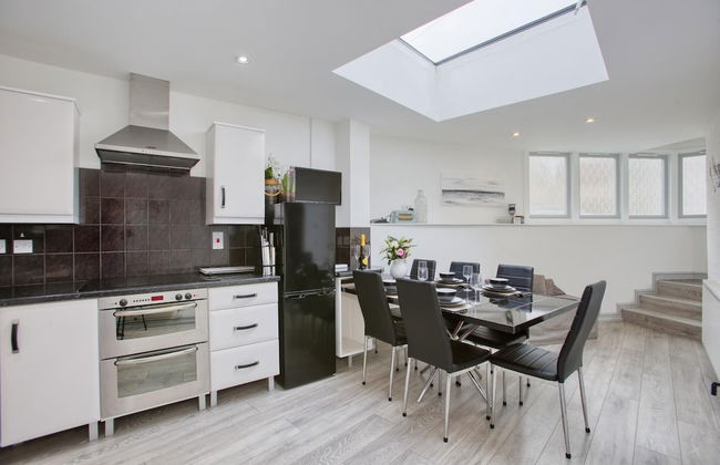 Fantastic 1BD Hideaway, 2 Minutes to the Sea - Photo 5